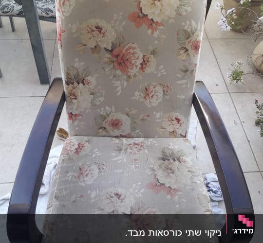 כיסא עם ריפוד פרחוני על מגבת לבנה